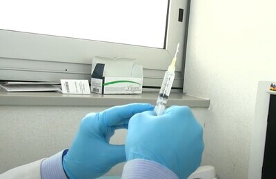 Проведение кодирования Вивитролом в Родниках Шприц с Вивитролом в руках у врача